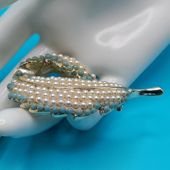 BSK Vintage Turquoise Bead Glass Pearl Brooch, Designer Brooch, 1960s - Picture 3 of 11